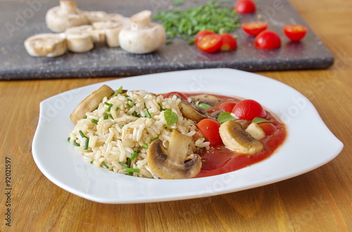 brown rice with tomatoes, sauce and champignons