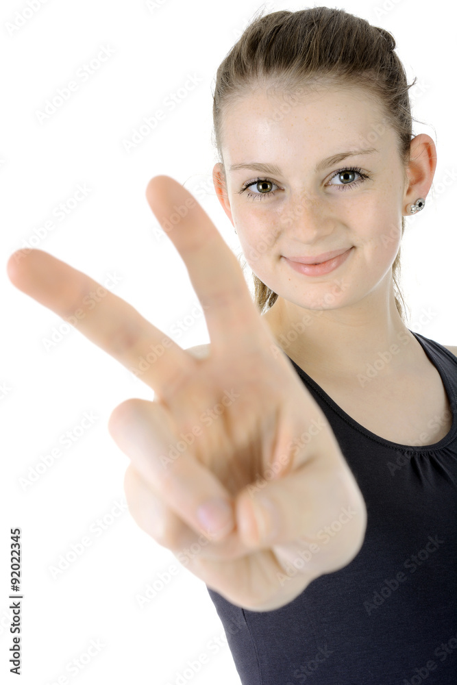 Teenager zeigt Peace oder Victory mit Fingern und lächelt 