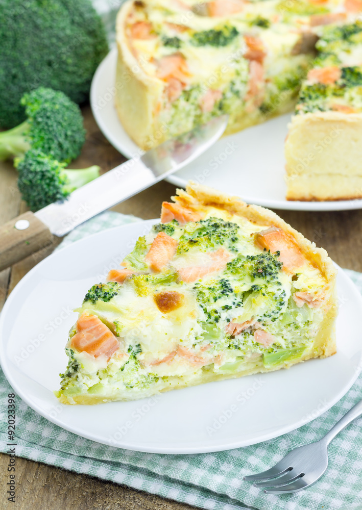 Quiche with salmon, cheese and broccoli