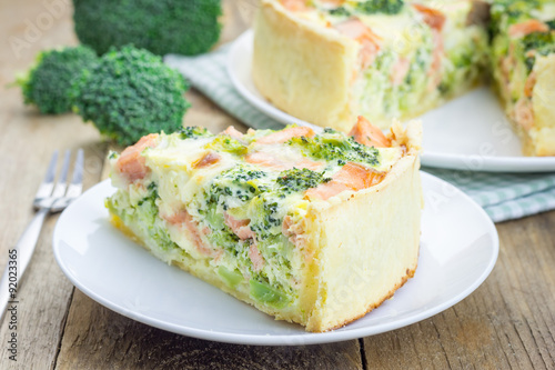 Quiche with salmon, cheese and broccoli