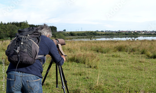 Homme observant les oiseaux