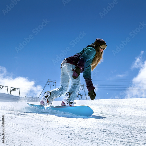 Fotografija Snowboarder moving down