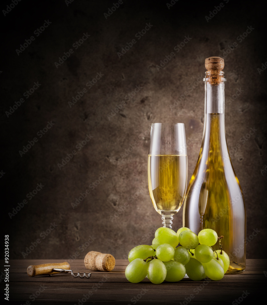 Obraz premium Bottle of champagne with grapes and glass