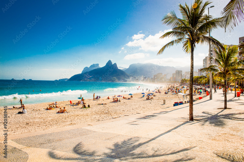 Naklejka premium Palmy i góra dwóch braci na plaży Ipanema, Rio de Janeiro