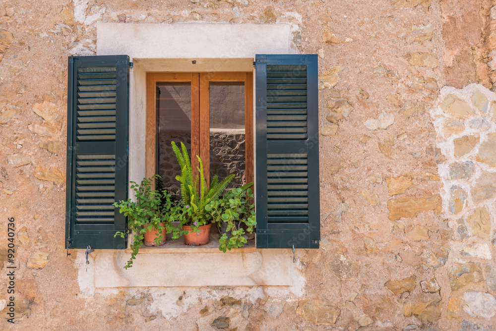 Altes Fenster mit Holzläden, Mallorca