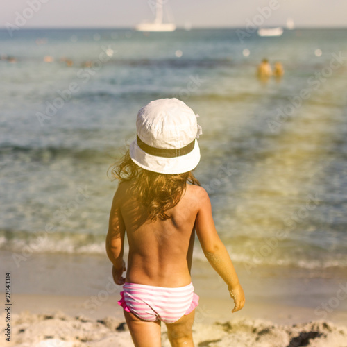 La bambina e il mare