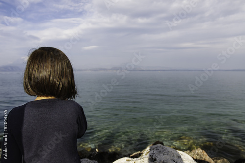 Matilde guarda il lago