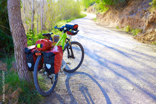 Fotografi MTB Bicycle touring bike in a pine forest