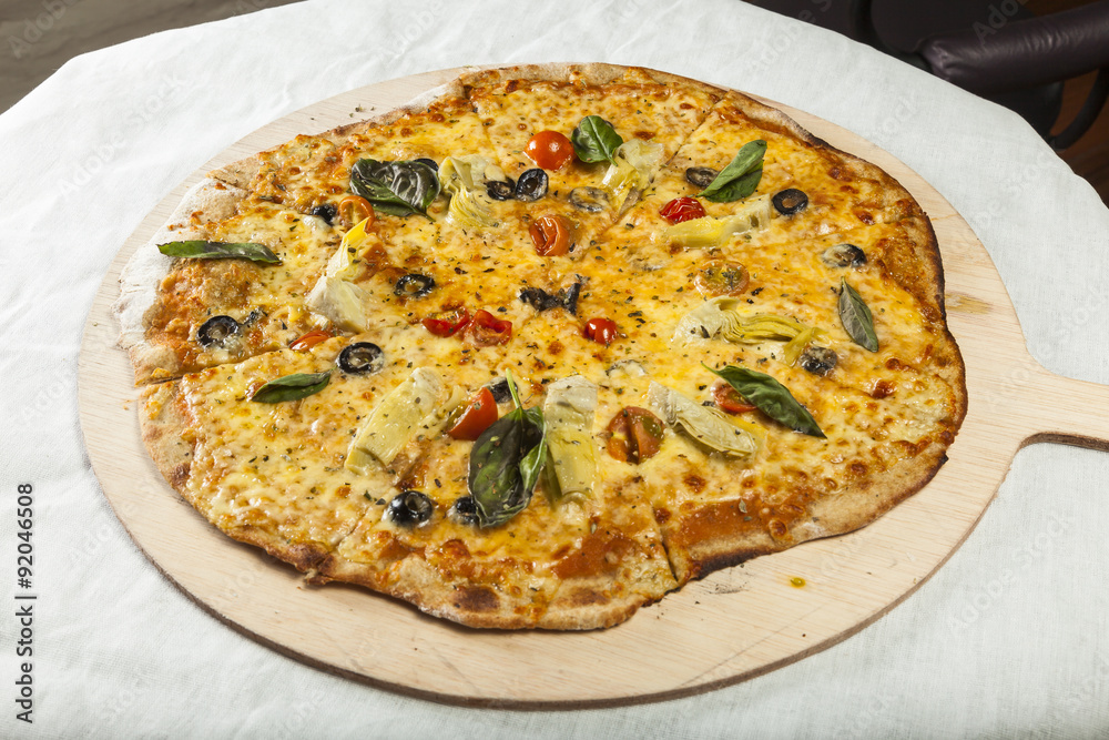 Vegetarian pizza ready to serve.