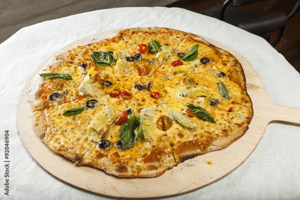 Vegetarian pizza ready to serve.