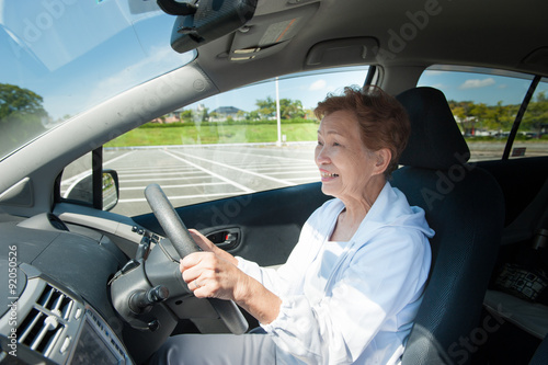 高齢者の女性 車の運転 © beeboys