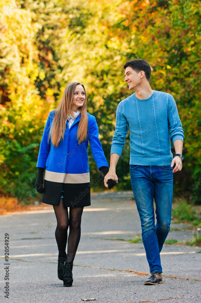 Obraz premium Falling in love autumn. walk