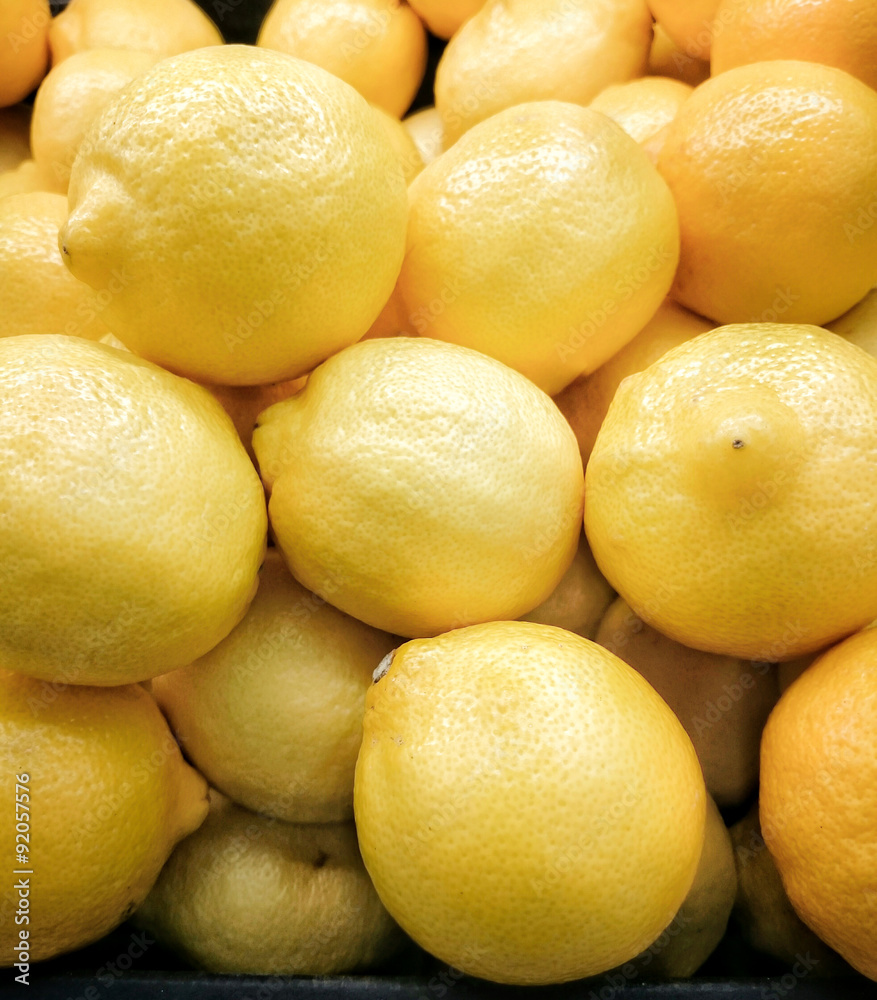 Yellow lemons in the supermarket/ Close up of yellow lemons. Food background (lemons, fruit, juicy) Yellow lemons in the supermarket/ Close up of yellow lemons. Food background (lemons, fruit, juicy)