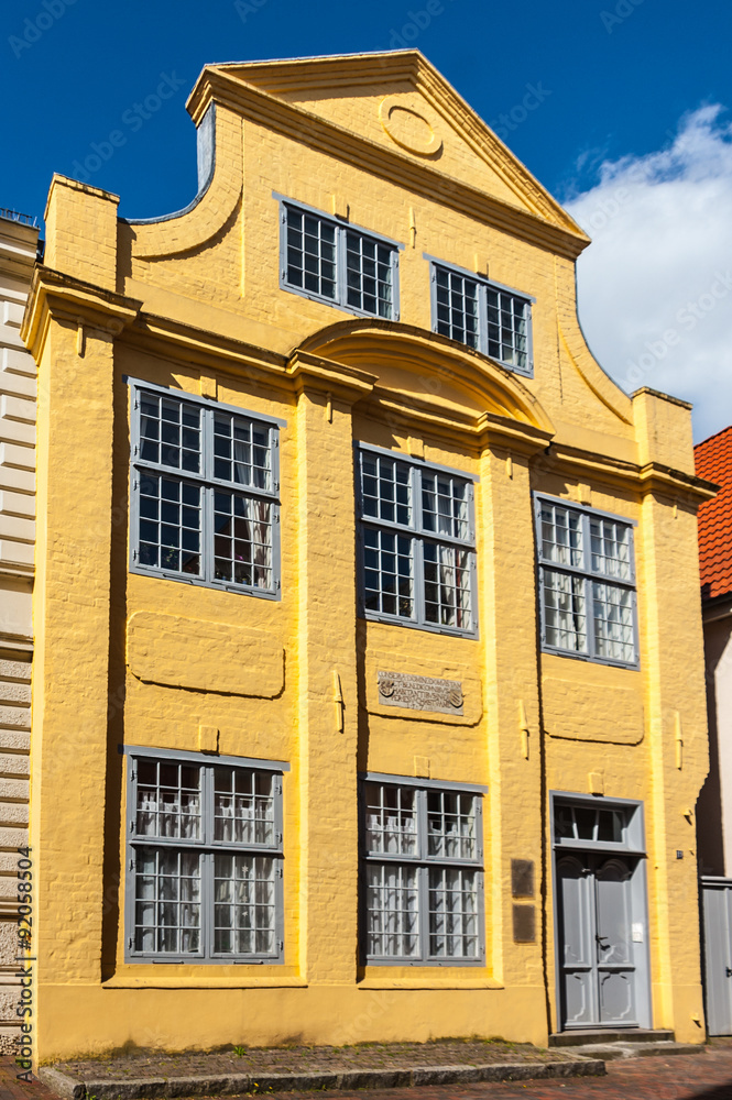 Fototapeta premium Schleswig - gelbe Fassade