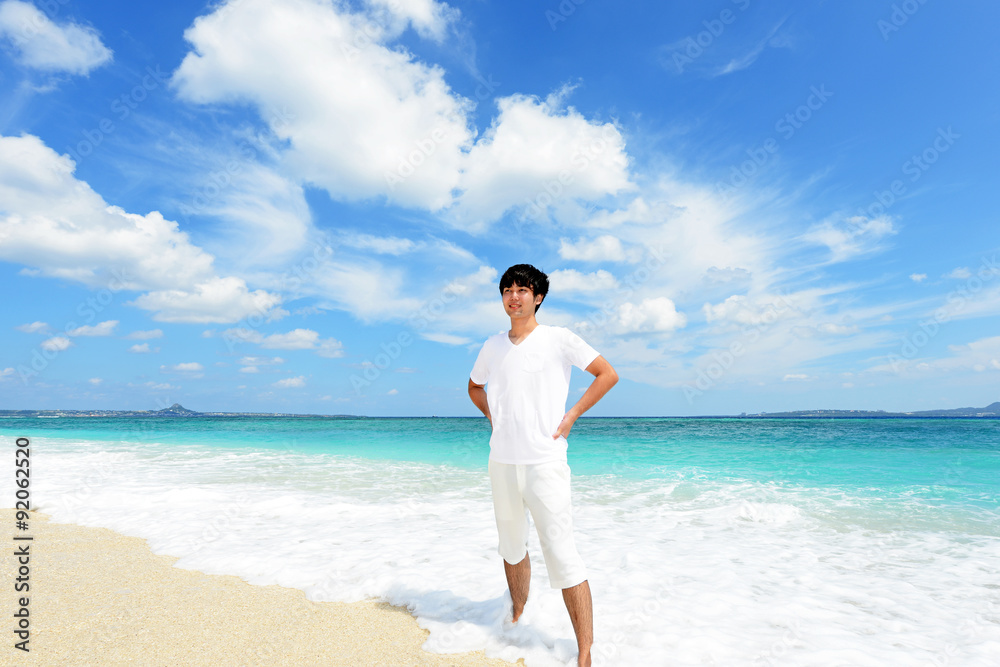 沖縄の海でくつろぐ男性