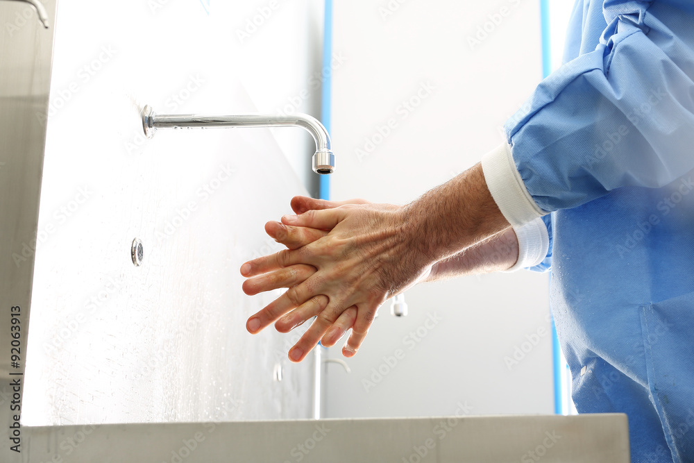 Chirurgiczna dezynfekcja rąk. Lekarz myje ręce, dezynfekuje ręce przed rozpoczęciem operacji - obrazy, fototapety, plakaty 