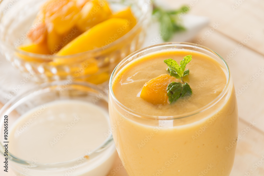 mango smoothie mango smoothie