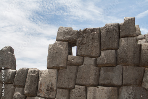 Die Ruine Sacsayhuamán in Cusco Peru liegt auf ca. 2800 Metern höhe und gehört zur Epoche der Inka. Diese Mauer ist erdbebensicher und windgeschützt. 