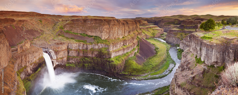 Fototapeta premium Palouse Falls in Washington, USA at sunset