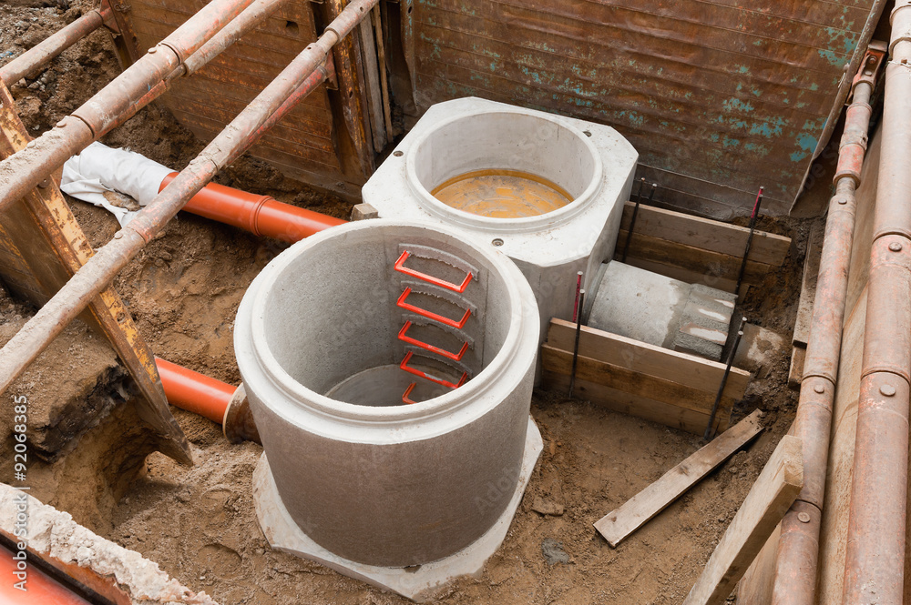 Kanalisation Betonfertigteile Regenwasser und Schmutzwasser Stock