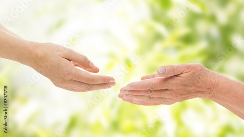 close up of senior and young woman hands © Syda Productions