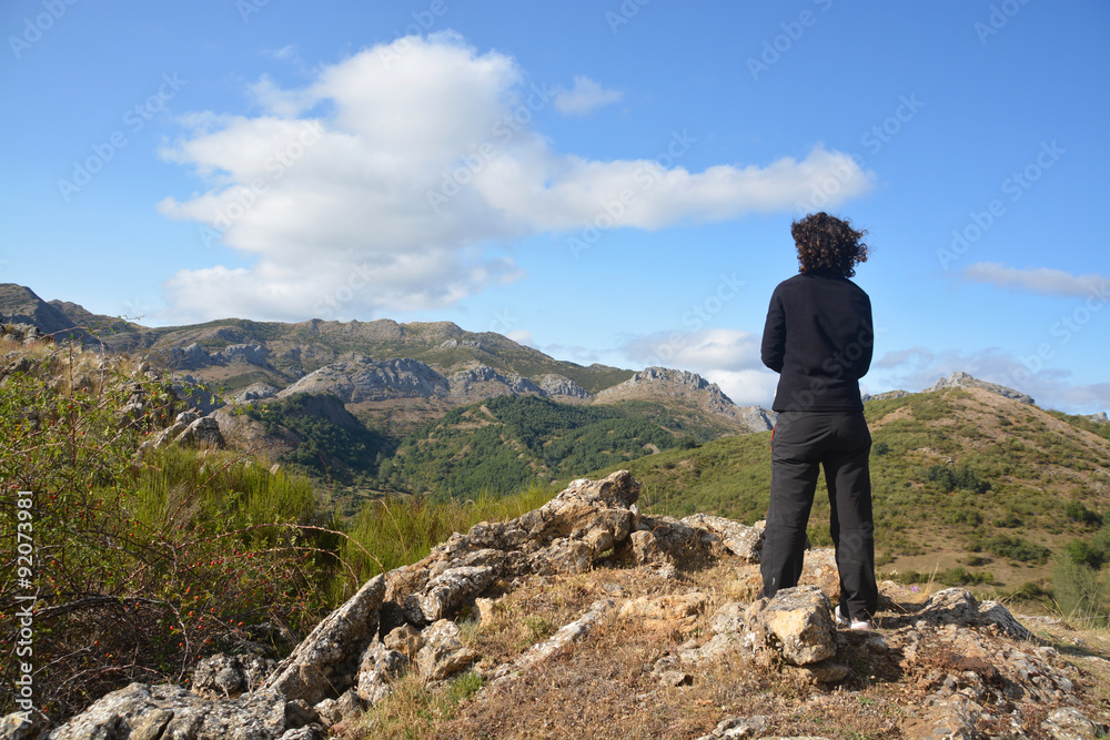 Mujer en la cima de una montaña de los Picos de Europa