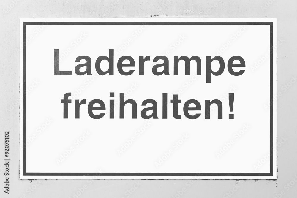 Schild - Laderampe freihalten - auf einer schmutzig weissen Wand Schild - Laderampe freihalten - auf einer schmutzig weissen Wand