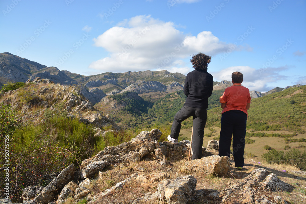 mujeres admirando el paisaje de los picos de europa
