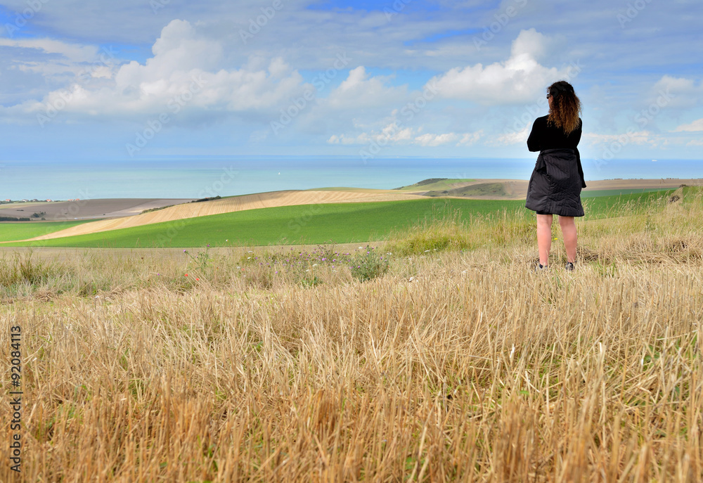 une femme faisant une randonnée une femme faisant une randonnée
