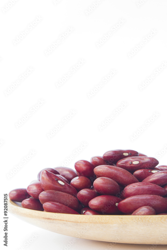 Obraz premium Red beans on wooden spoon isolated on white background 