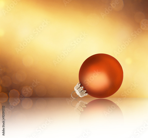Weihnachtskugel vor Goldenem Hintergrund