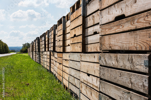 Wand aus Holzkisten f  r die Landwirtschaft