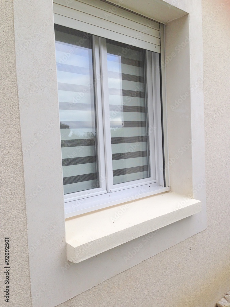 Fototapeta premium fenêtre de maison contemporaine fermée et store