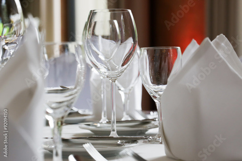 festlich gedeckter Tisch bei einer Hochzeitsfeier © bilderstoeckchen