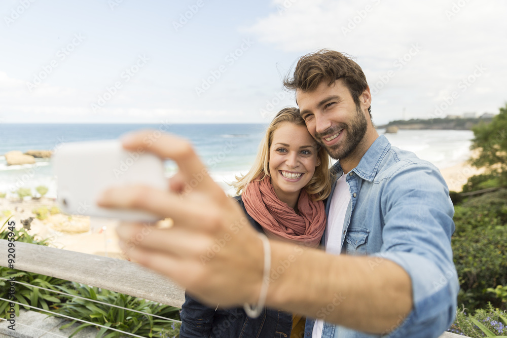 Obraz premium couple making selfie photo