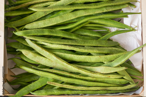 Schilderij op canvas runner beans in a wooden basket