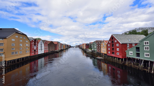 Les vieux entrepôts sur les rives de la Nidelva à Trondheim