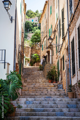Fototapeta Naklejka Na Ścianę i Meble -  Narrow street, Majorca, Spain