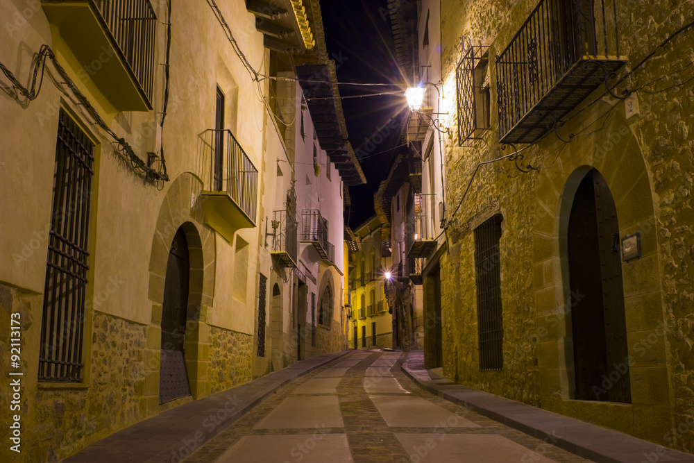 Calle del pueblo Rubielos de Mora de noche. En Teruel, España.