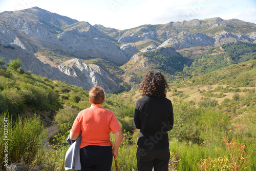 mujeres admirando el paisaje de los Picos de Europa