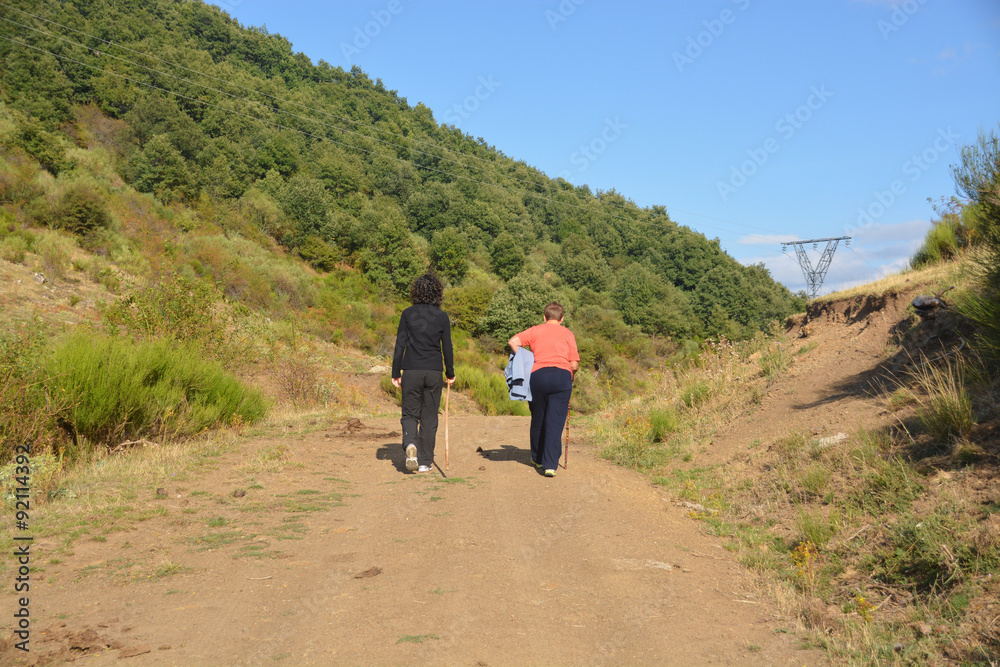 mujeres subiendo por un camino de montaña