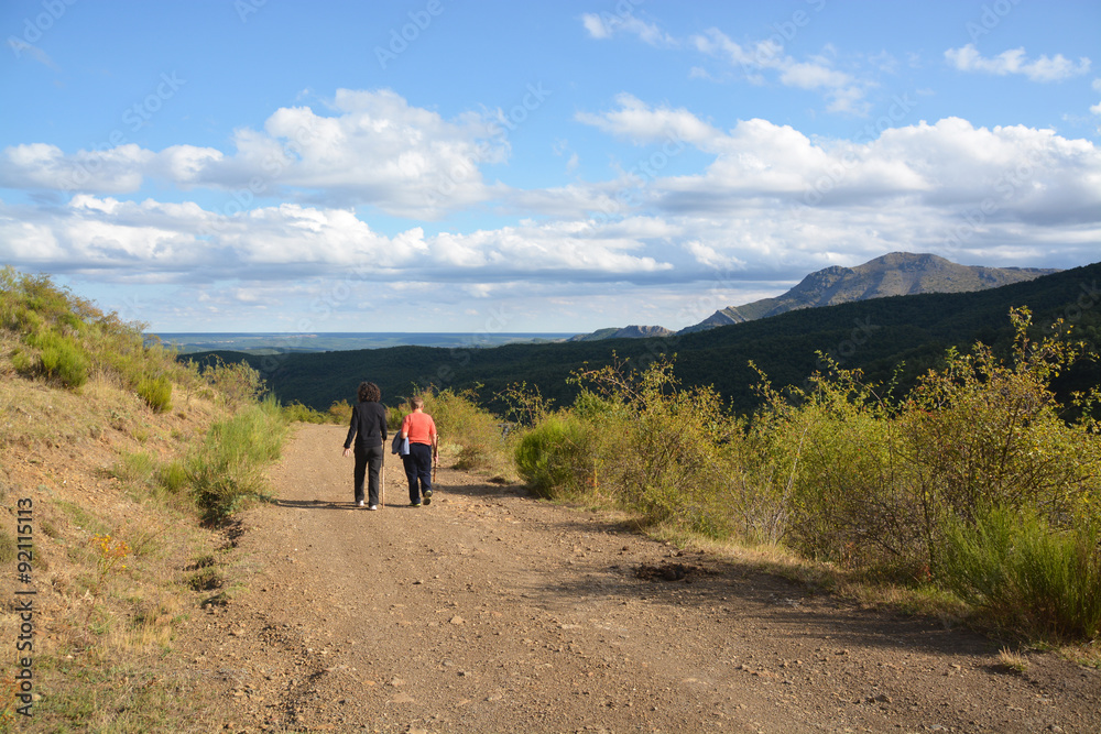 mujeres paseando por un camino de montaña mujeres paseando por un camino de montaña