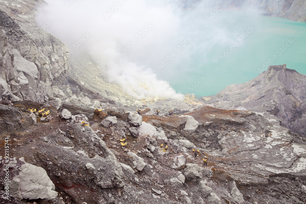 Extracting sulphur inside Kawah Ijen crater
