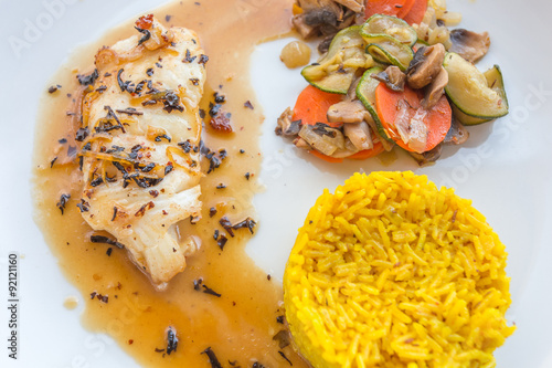 filet de poisson au thé vert, légumes sautés et riz jaune  photo