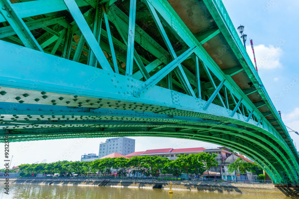 Obraz premium Steel construction from under the bridge 