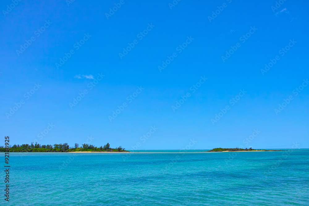 トロピカルグリーンの海と二つの島
