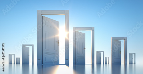 Offene Türen im Sonnenlicht photo