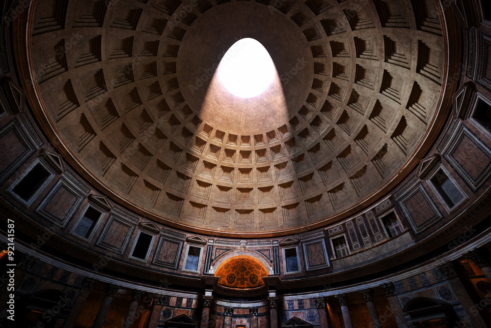 Fototapeta premium Panteon, Rzym, Włochy. Światło wpadające przez oculus w suficie