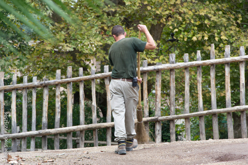904 - man cleaning the cages at the zoo