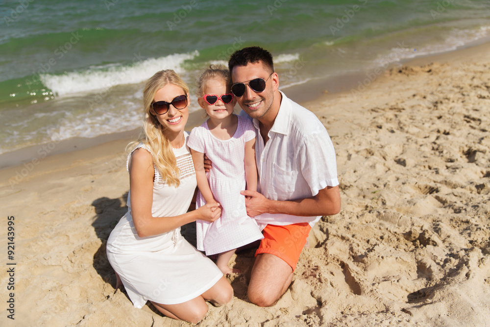 Fototapeta premium happy family in sunglasses on summer beach